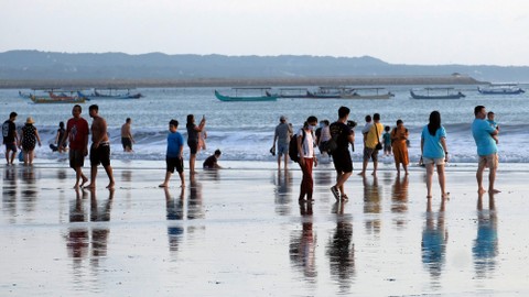 Wisatawan menikmati liburan Hari Raya Idul Fitri 1443 H di Pantai Kuta, Badung, Bali, Senin (2/5/2022). Foto: Nyoman Hendra Wibowo/Antara Foto