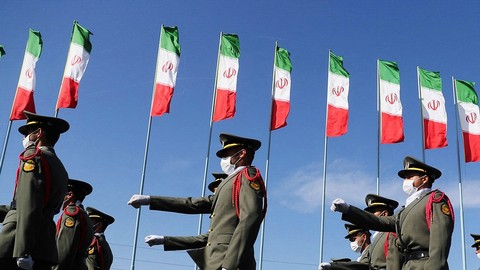 Anggota angkatan bersenjata Iran berbaris selama parade Hari Tentara Nasional di Teheran, Iran pada Senin (18/4/2022). Foto: Iranian Army/WANA/Handout via REUTERS