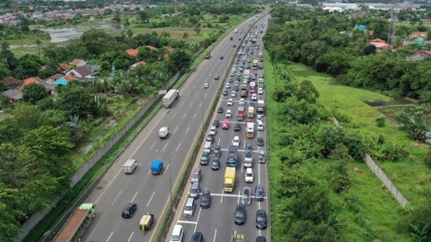 Sejumlah kendaraan mengantre sebelum memasuki gerbang Tol Cikupa, Kabupaten Tangerang, Banten, Kamis (28/4/2022). Foto: Akbar Nugroho Gumay/ANTARA FOTO