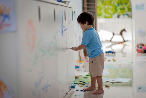 Ilustrasi anak mencoret tembok dengan crayon. Foto: Prasert Sripodok/Shutterstock