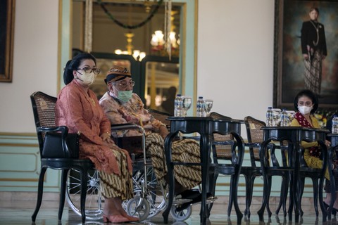 Raja Keraton Kasunanan Surakarta Hadiningrat Sinuhun Paku Buwono (PB) XIII (kanan) bersama permaisuri menghadiri Jumenengan Mangkunagoro X di Pura Mangkunegaran, Solo, Jawa Tengah, Sabtu (12/3/2022). Foto: Mohammad Ayudha/ANTARA FOTO