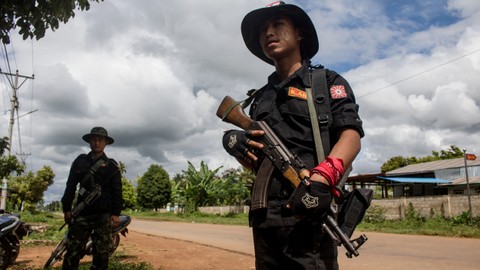 Anggota Pasukan Pertahanan Kebangsaan Karenni (KNDF) dan Tentara Kareni (KA) di sebuah pos pemeriksaan dekat Demoso, di negara bagian Kayah timur Myanmar. Foto: STR/AFP