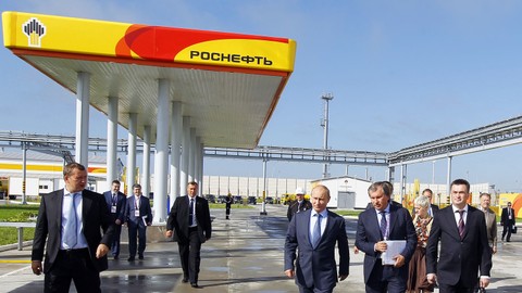 Presiden Rusia Vladimir (ketiga dari kanan) mengunjungi kompleks bahan bakar Rosneft saat ia tiba untuk KTT Kerjasama Ekonomi Asia-Pasifik (APEC) di Vladisvostok, Rusia 6 September 2012. Foto: Mikhail Klimentyev/Ria Novosti/AFP