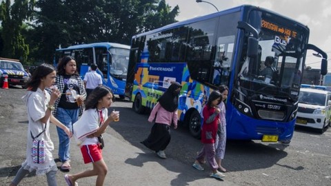 Sejumlah anak bermain di sekitar bus Trans Metro Pasundan saat peresmian di Monumen Perjuangan Rakyat Jawa Barat, Bandung, Jawa Barat, Senin (27/12/2021). Foto: Novrian Arbi/ANTARA FOTO