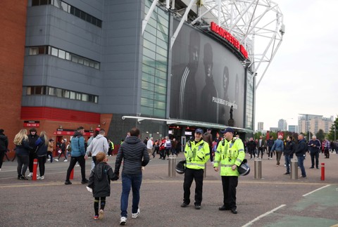 Polisi dan penggemar di luar stadion sebelum pertandingan antara Manchester United vs Chelsea di Stadion Old Trafford, Manchester, Inggris. Foto: Phil Noble/Reuters