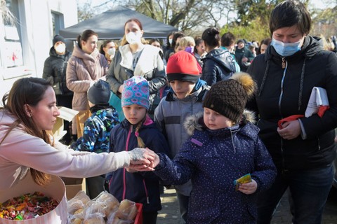Donasi warga Jerman untuk pengungsi Ukraina. Foto: Matthias Rietschel/REUTERS