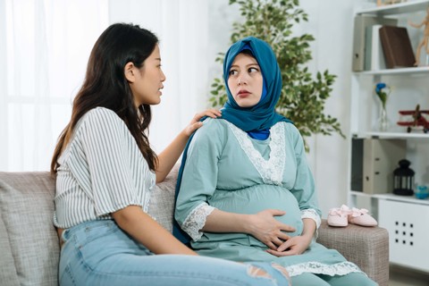 Ilustrasi perempuan dapat pertanyaan mengganggu saat silaturahmi Foto: PR Image Factory/Shutterstock