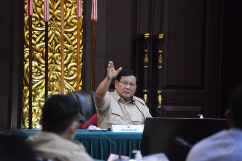 Menhan Prabowo Subianto saat Terima Paparan Kabainstrahan Kemhan Mayjen TNI Yudi Abrimantyo di Ruang Bhinneka Tunggal Ika. Foto: Dok. Biro Humas Setjen Kemhan