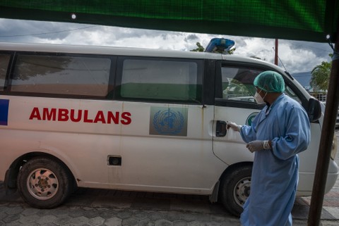 Seorang sopir menyemprotkan cairan disinfektan pada kendaraan ambulans usai pengangkut pasien positif COVID-19 di Rumah Sakit Undata, Palu, Sulawesi Tengah, Rabu (23/2/2022).  Foto: Basri Marzuki/ANTARA FOTO