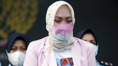 Artis sekaligus politisi Angelina Sondakh saat keluar dari Lembaga Pemasyarakan kelas II A di Jakarta, Kamis, (3/3/2022). Foto: Agus Apriyanto