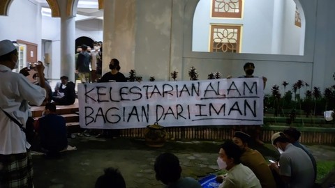 Gubernur Jawa Tengah Ganjar Pranowo mengisi ceramah Tarawih di Masjid Kampus UGM, Rabu (6/4). Saat Ganjar berceramah, beberapa orang membentangkan spanduk bertuliskan "Kelestarian Alam Bagian dari Iman." Foto: Arfiansyah Panji Purnandaru/kumparan
