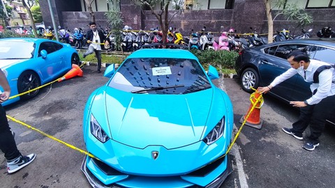 Lamborghini Huracan milik Doni Salmanan di Bareskrim Polri, Jakarta Selatan, Senin (14/3). Foto: Jonathan Devin/kumparan
