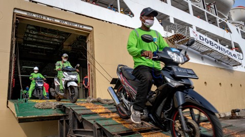 Petugas menurunkan sejumlah sepeda motor penumpang mudik gratis sepeda motor bersama Kapal Motor (KM) Dobonsolo setibanya di dermaga Terminal Penumpang Tanjung Emas Semarang, Jawa Tengah, Rabu (27/4/2022). Foto: Aji Styawan/ANTARA FOTO