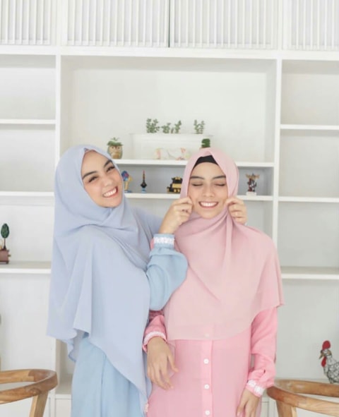 7 Gaya Stylish Pacar Rizky Febian Bersama Kembarannya Kumparan Com