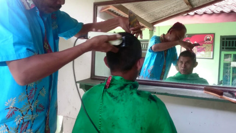 Dedi Suswanto Tukang Cukur Spesialis Prajurit Tni Di Brebes Kumparan Com