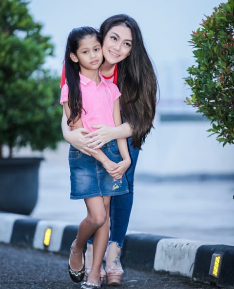 Selain Nafa Urbach 7 Artis Ini Sudah Adopsi Anak Terlebih Dahulu Kumparan Com Selain Nafa Urbach 7 Artis Ini Sudah Adopsi Anak Terlebih Dahulu Kumparan Com