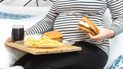 Ibu hamil makan burger. Foto: Tekkol/Shutterstock