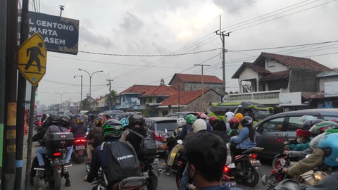 Jalur Mudik Pantura di Dalam Kota Cirebon Macet. Foto: Agaton Kenshanahan/kumparan