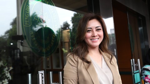 Dhena Devanka saat menjalani sidang putusan perceraian dengan Jonathan Frizzy di Pengadilan Agama Jakarta Selatan, Kamis, (17/2/2022). Foto: Agus Apriyanto