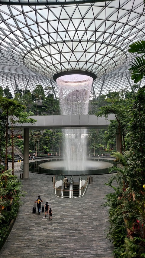Ilustrasi Rain Vortex, air terjun tertinggi di dunia di Changi International Airport. Foto: Gitario Vista Inasis/kumparan