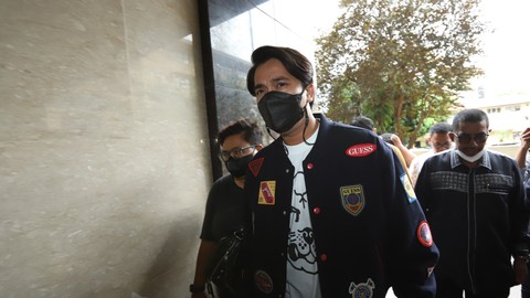 Billy Syahputra memenuhi panggilan menjadi saksi terkait kasus robot trading DNA Pro di Bareskrim Mabes Polri, Jakarta, Kamis, (28/4/2022). Foto: Dok. Agus Apriyanto