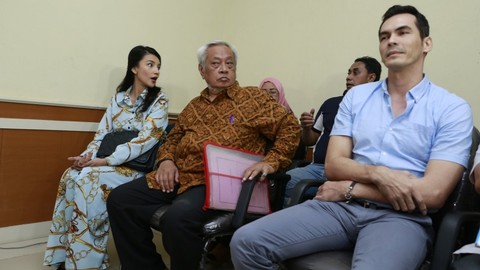 Artis Tsania Marwa (kiri) dan Atalarik Syah (kanan) saat hadir di persidangan hak asuh anak di Pengadilan Agama Cibinong, Bogor, Rabu, (19/6). Foto: Ronny