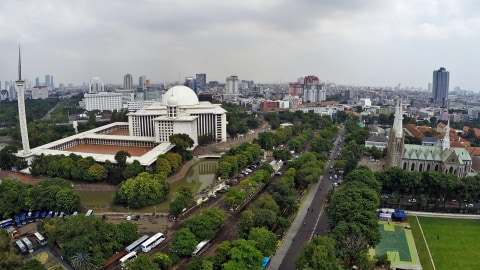 Masjid Istiqlal dan Katedral terletak berseberangan. Foto: Jamal Ramadhan/kumparan