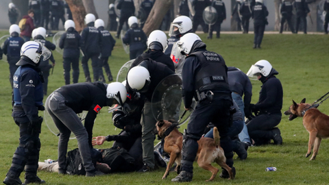 Foto: Polisi Bubarkan Massa saat Pesta Antilockdown di Brussel, Belgia (1)