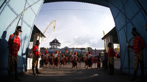 Sejumlah prajurit Keraton Kasunanan Surakarta Hadiningrat dan seniman berkolaborasi dalam peluncuran Atraksi Budaya Prajurit Solo di halaman keraton setempat, Solo, Jawa Tengah, Sabtu (6/11/2021). Foto: Maulana Surya/ANTARA FOTO