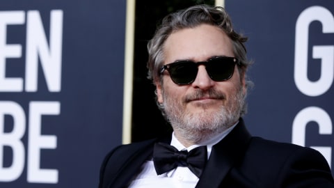 Joaquin Phoenix menghadiri Golden Globe Awards ke 77 di Beverly Hills, California, Amerika Serikat. Foto: REUTERS / Mario Anzuoni