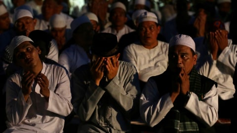Jemaah Munajat 212 melaksanakan zikir bersama di Monas, Jakarta, Kamis (21/2/2019). Foto: ANTARA FOTO/Rivan Awal Lingga