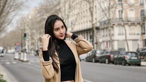 Anya Geraldine saat liburan di Paris. Foto: Instagram/@anyageraldine