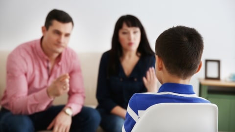 Ilustrasi anak laki-laki yang sedang diberi nasihat oleh orang tuanya. Foto: Shutter Stock