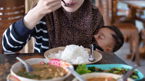 Ibu menyusui makan. Foto: Shutterstock