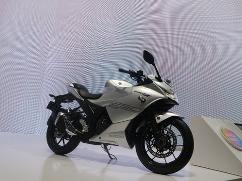 Tampilan samping Suzuki Gixxer SF 250. Foto: Ghulam M Nayazri/kumparan