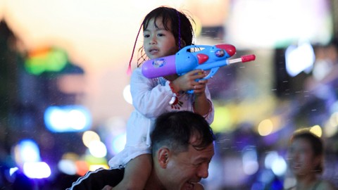 Orang-orang bermain air saat merayakan liburan Songkran yang menandai Tahun Baru Thailand, di Bangkok, Thailand, Rabu (13/4/2022). Foto: Chalinee Thirasupa/REUTERS