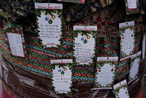 Pohon Natal Jemaat GKI Yasmin Bogor dan HKBP Filadelfia Bekasi saat menggelar solidaritas ibadah Natal di seberang Istana Presiden, Jakarta, Rabu (25/12). Foto: Jamal Ramadhan/kumparan