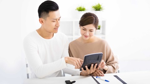 Mengelola keuangan keluarga. Foto: Tom Wang/Shutterstock