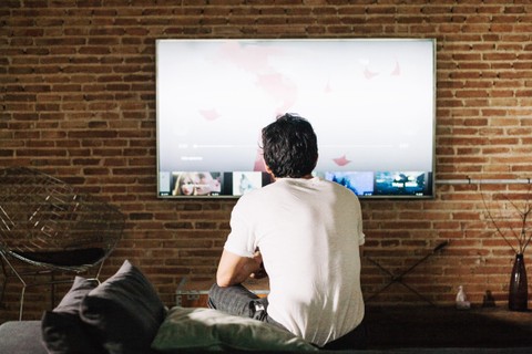 Ilustrasi menonton televisi. Foto: Dok. Freepik