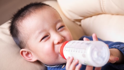 Ilustrasi Anak Minum Susu Formula sambil Tiduran Foto: Shutterstock