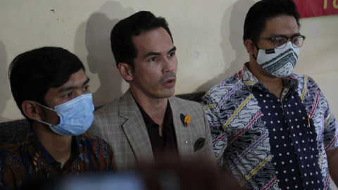 Atalarik Syah saat jumpa pers terkait putusan harta gono-gini, Senin (5/4).     Foto: Ronny