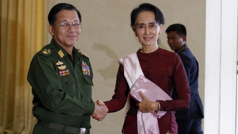 Jenderal Senior Min Aung Hlaing, Panglima Tertinggi Myanmar, berjabat tangan dengan Aung San Suu Kyi yang kemudian dikudeta militer. Foto: Stringer/REUTERS