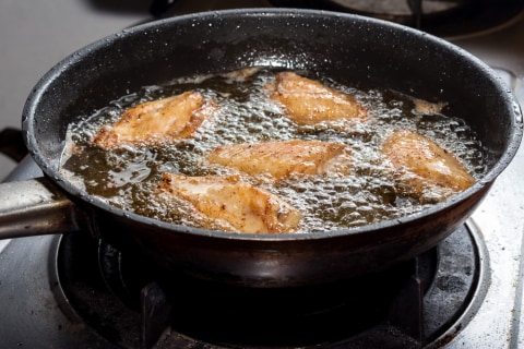 Menggoreng ayam Foto: Shutter Stock