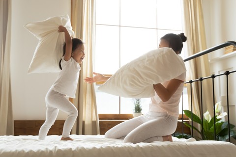 Ilustrasi anak bermain dengan ibu. Foto: Shutterstock