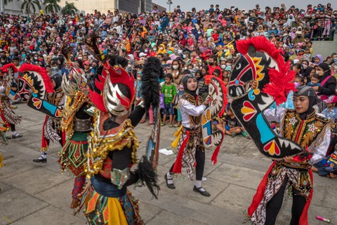 Warga melihat pentas tarian kuda lumping dalam tradisi Dugderan di Aloon-Aloon Masjid Agung Semarang, Jawa Tengah, Kamis (31/3/2022). Foto: Aji Styawan/ANTARA FOTO