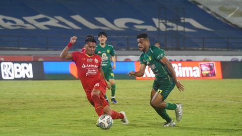 Pemain Persija Jakarta Maman Abdurrahman berebut bola dengan pemain Persebaya Surabaya Ricky Kambuaya pada pertandingan Liga 1 di Stadion Kapten I Wayan Dipta, Gianyar, Bali, Senin (14/2/2022). Foto: Dok. Persija