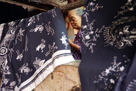 Ilustrasi pengrajin di Kampung Batik Trusmi, Cirebon.   Foto: Arief Adhari/Shutterstock