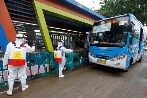 Petugas Dinas Perhubungan Provinsi Aceh melakukan penyemprotan disinfektan pada sarana halte dan bus angkutan massal Trans Kutaraja di Banda Aceh, Aceh, Jumat (11/9). Foto: Irwansyah Putra/Antara Foto