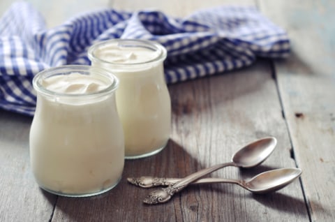 Bakteri jahat penyebab stres yang ada di dalam perut bisa dihilangkan dengan mengonsumsi yogurt. Stres hilang, pencernaan juga lancar. Foto: Thinkstock