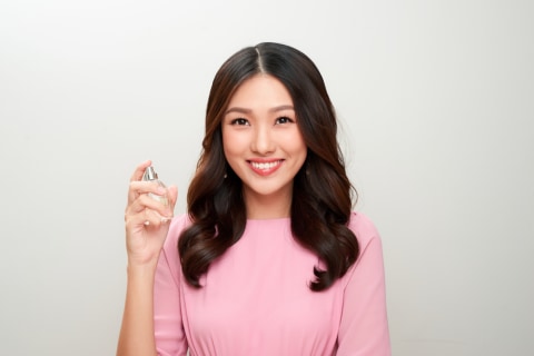 Ilustrasi Perempuan Pakai Parfum Foto: Dok. Shutterstok